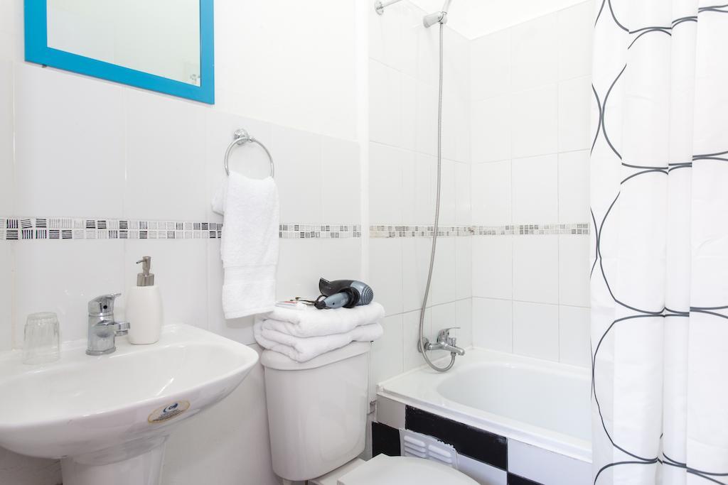 Quarto Triplo com Banheiro Privativo